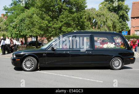Jaguar funebre trasporta un rosso e bianco bara colorata in un corteo funebre Marlow Buckinghamshire REGNO UNITO Foto Stock