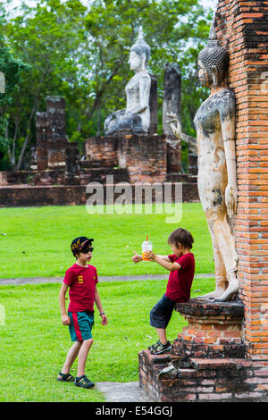 I bambini in Wat Traphang Ngoen. Sukhothai Historical Park. Thailandia. Asia. Foto Stock