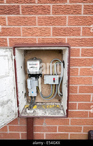 Un contatore di energia elettrica sulla parete esterna di una casa del Regno Unito Foto Stock
