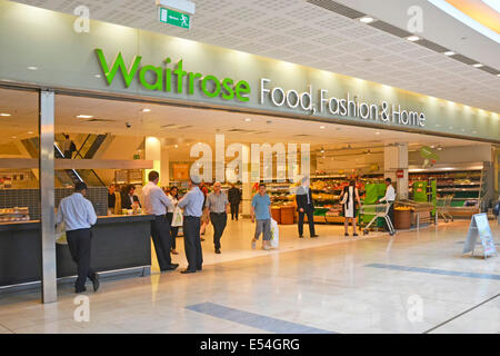 Waitrose food fashion & home store in London Docklands shopping mall catering per la grande concentrazione di lavoratori di ufficio Canary Wharf England Regno Unito Foto Stock