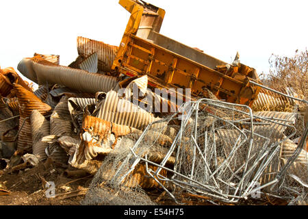 Rottamazione di arrugginimento scartato tubazioni di drenaggio e di altri rifiuti industriali Foto Stock