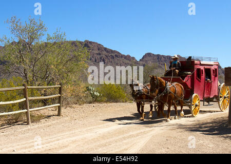 Il team di cavalli tirando diligenze attraverso il deserto nel sud-ovest americano Foto Stock