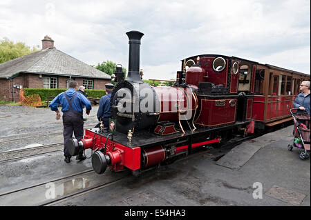 Il Galles talyllyn railway motore a vapore dolgoch ferroviaria i driver del motore tenendo un freno Foto Stock