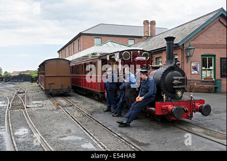 Il Galles talyllyn railway motore a vapore dolgoch ferroviaria i driver del motore tenendo un freno Foto Stock