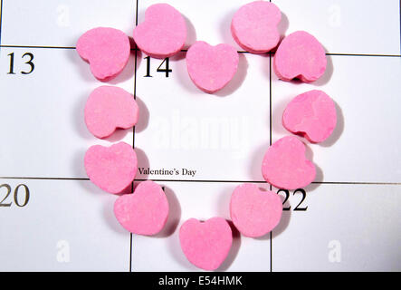 Innamorati candy in rosa volteggiare il giorno di San Valentino sul calendario Foto Stock