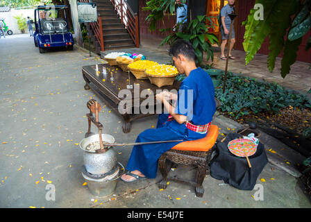 Uomo tailandese la filatura di seta cocoon in filetti Bangkok in Thailandia Foto Stock