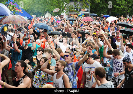 Freiburg, Germania. Il 20 luglio, 2014. Ventole Techno Dancing in the Rain in mare si festival vicino a Friburgo. Il 20 luglio, 2014. Credito: Miroslav Dakov/Alamy Live News Foto Stock