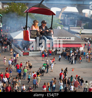 Le persone al Summerfest di Milwaukee, Wisconsins, STATI UNITI D'AMERICA. Foto Stock