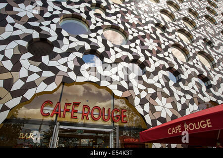 Il Cafe Rouge nel, Ravensbourne College of Design e Comunicazione, vicino all'O2 Arena di Greenwich, Londra, Regno Unito. Foto Stock