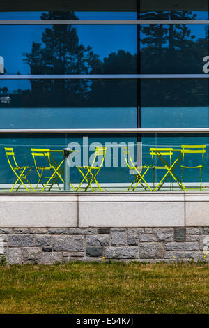 Immagine astratta di vuoto tavoli e sedie su un rilievo nenti la partecipazione con vetro oscurato, UBC, Vancouver Foto Stock