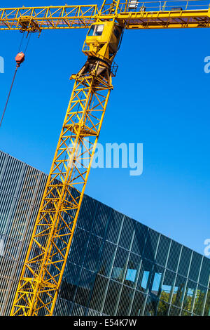 Immagine angolata di un giallo gru da cantiere contro un cielo blu, Vancouver, Canada Foto Stock