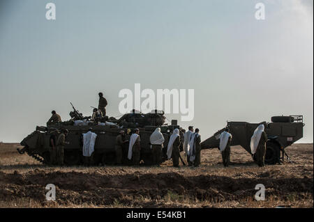 Frontiera Gaza, Israele. Il 20 luglio, 2014. Frontiera Gaza. Il 20 luglio, 2014. Soldati israeliani pregare nel campo nel sud di Israele vicino al confine con la striscia di Gaza, il 20 luglio 2014. Tredici soldati israeliani sono stati uccisi durante la notte e inizio Domenica in scontri con militanti palestinesi in tutta la striscia di Gaza. Credito: Xinhua/Alamy Live News Foto Stock