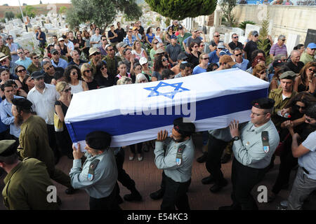 Frontiera Gaza, Israele. Il 20 luglio, 2014. Soldati israeliani portano la bara del grande Amotz Greenberg, un 45-anno-vecchio soldato di riserva ucciso combattendo contro un gruppo di militanti palestinesi che Israele infiltrata attraverso un tunnel dal centro della Striscia di Gaza, durante il suo funerale in Hod Hasharon, vicino a Tel Aviv, Israele, il 20 luglio 2014. Tredici soldati israeliani sono stati uccisi durante la notte e inizio Domenica in scontri con militanti palestinesi in tutta la striscia di Gaza. Credito: Xinhua/Alamy Live News Foto Stock