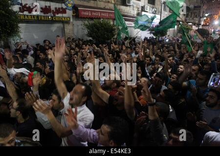 Ramallah, West Bank, Territorio palestinese. 21 Luglio, 2014. Palestinesi chant slogan durante un rally per festeggiare dopo aver udito la notizia del rapimento di un soldato israeliano nella striscia di Gaza e in Cisgiordania città di Ramallah, il 20 luglio 2014. Il Hamas' ala armata ha detto che ha catturato un soldato israeliano nel corso dei combattimenti nella Striscia di Gaza. Parlando a un Hamas stazione televisiva, portavoce Abu Ubaida detto ''Abbiamo catturato un soldato sionista e l'occupazione non ha ammesso che l''. La richiesta potrebbe non essere immediatamente verificata e l'esercito israeliano ha detto che stava esaminando la relazione ( Foto Stock