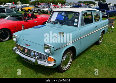 Ford Anglia parcheggiata in un'auto show. Foto Stock