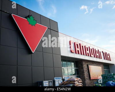 Un Canadian Tire store e il Canadian Tire logo. Edmonton, Alberta, Canada. Foto Stock