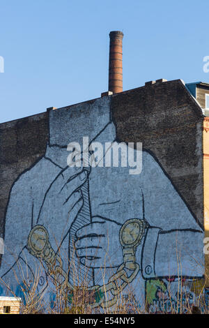 Giant i graffiti sulla facciata di una vecchia fabbrica abbandonata nel distretto di Friedrichshain-Kreuzberg. Foto Stock