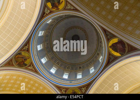 POTSDAM, Germania - 10 dicembre 2013: Interno della chiesa di San Nicola. Costruito nel 1850, distrutto nel 1945, ricostruita nel 1983 Foto Stock