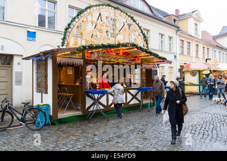 POTSDAM, Germania - 10 dicembre 2013: tradizionale mercatino di Natale nel centro storico di Potsdam. Foto Stock