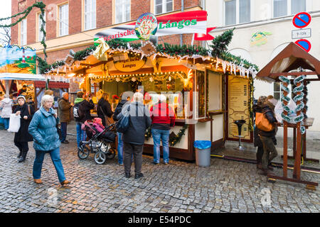 POTSDAM, Germania - 10 dicembre 2013: tradizionale mercatino di Natale nel centro storico di Potsdam. Foto Stock