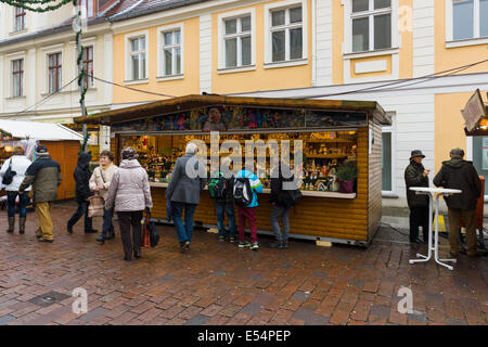 POTSDAM, Germania - 10 dicembre 2013: tradizionale mercatino di Natale nel centro storico di Potsdam. Foto Stock