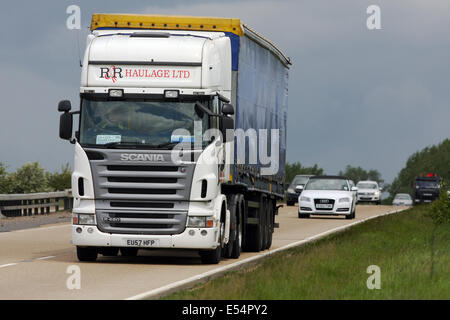 Un R&R carrello di trasporto e altri tipi di traffico che viaggia lungo la A12 a doppia carreggiata in Essex, Inghilterra Foto Stock