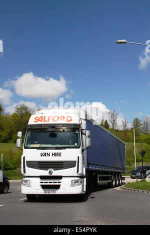 A Salford Van Noleggio carrello entrando in una rotonda a Coulsdon, Surrey, Inghilterra Foto Stock