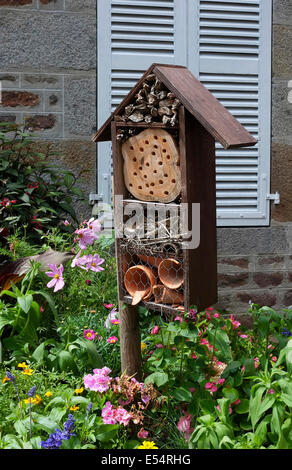 Fatte a mano bug insetto hotel in giardino Foto Stock