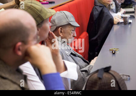 Londra, Regno Unito, 19 Luglio 2014 - Guinness mondi tentativo di record - il più grande numero di persone vestite come Sherlock Holmes Foto Stock