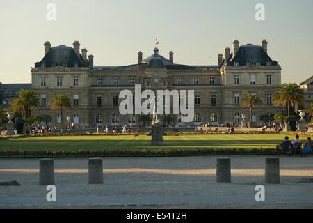 Lunga estate ombre presso il Palais du Luxembourg Palace nel Jardin du Luxembourg Garden al tramonto Foto Stock