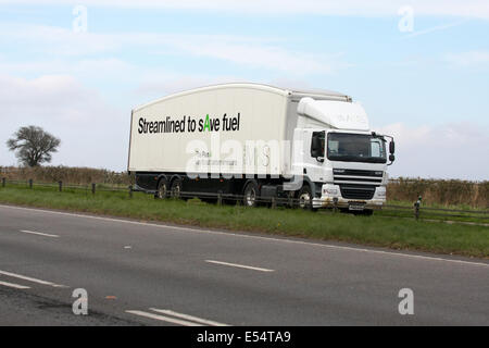 Una M&S carrello che viaggia lungo la A417 a doppia carreggiata in Cotswolds, Inghilterra Foto Stock