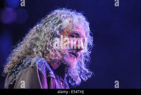 Ostrava, Repubblica Ceca. 19 Luglio, 2014. Robert Plant e il sensazionale traslatori di spazio eseguire presso il festival di musica di colori di Ostrava in Ostrava, Repubblica ceca, 19 luglio 2014. © Jaroslav Ozana/CTK foto/Alamy Live News Foto Stock