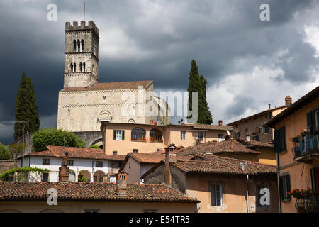 Duomo di San Cristoforo e la città di collina, Barga Garfagnana, Toscana, Italia, Europa Foto Stock