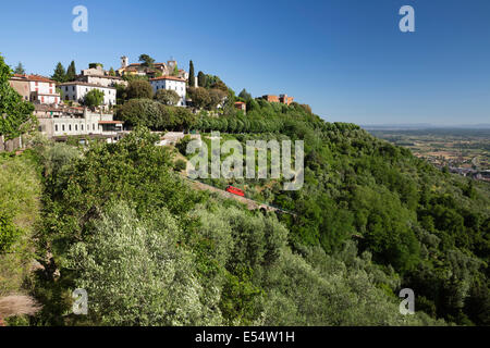 La funicolare di seguito hill top town, Montecatini Alto, Toscana, Italia, Europa Foto Stock