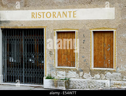 Triste insegna con scritto il ristorante abbandonato per la crisi finanziaria Foto Stock