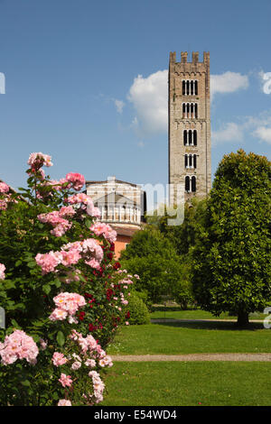 Chiesa di San Frediano visto dal Palazzo Pfanner giardino, Lucca, Toscana, Italia, Europa Foto Stock