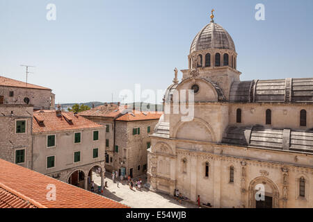 Cattedrale di San Giacomo nel centro storico di Sibenik, Croazia, con edifici vicini e turisti passeggiare intorno a. Foto Stock