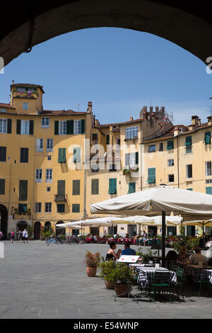 Ristoranti in Piazza Anfiteatro Romano, Lucca, Toscana, Italia, Europa Foto Stock