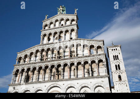 La facciata della chiesa di San Michele in Foro, Lucca, Toscana, Italia, Europa Foto Stock