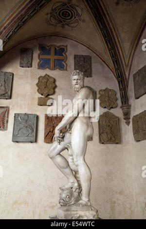 Scultura e stemmi di podestà nel cortile del Museo Nazionale del Bargello, Firenze, Toscana, Italia, Europa Foto Stock