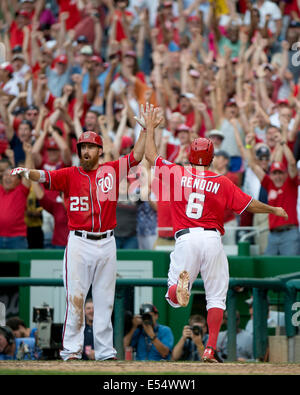 Washington DC, Stati Uniti d'America. Il 20 luglio, 2014. Washington cittadini terzo baseman Anthony Rendon (6) è congratulato da primo baseman Adam LaRoche (25) dopo aver segnato il gioco vincente su rightfielder Jayson Werth (28) doppia nel nono inning contro il Milwaukee Brewers a cittadini Parco di Washington, DC, domenica 20 luglio, 2014. I cittadini hanno vinto il gioco 5 - 4. Credito: Ron Sachs/CNP Credito: dpa picture alliance/Alamy Live News Foto Stock