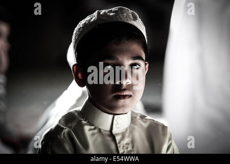 Sanabis, Bahrain. Il 20 luglio, 2014. Bahrein, Sanabis - in preparazione per Laylat al-Qadr durante il mese sacro del Ramadan quando il Corano libro sacro è stato rivelato al profeta Maometto da Arcangelo Gabriele. Imam Ali è il primo Imam sciita e quarto califfo di riuscire Profeta Maometto, il suo cugino e suocero. Il 20 luglio 2014 (Foto: Ahmed AlFardan/NurPhoto) © Ahmed Alfardan/NurPhoto/ZUMA filo/Alamy Live News Foto Stock