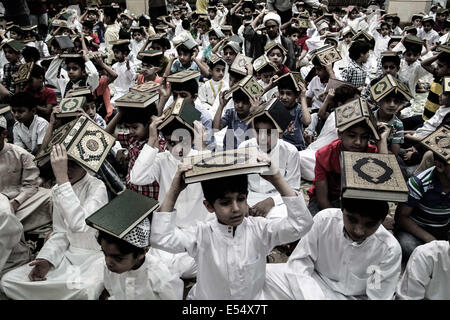 Sanabis, Bahrain. Il 20 luglio, 2014. Bahrein, Sanabis - in preparazione per Laylat al-Qadr durante il mese sacro del Ramadan quando il Corano libro sacro è stato rivelato al profeta Maometto da Arcangelo Gabriele. Imam Ali è il primo Imam sciita e quarto califfo di riuscire Profeta Maometto, il suo cugino e suocero. Il 20 luglio 2014 (Foto: Ahmed AlFardan/NurPhoto) © Ahmed Alfardan/NurPhoto/ZUMA filo/Alamy Live News Foto Stock