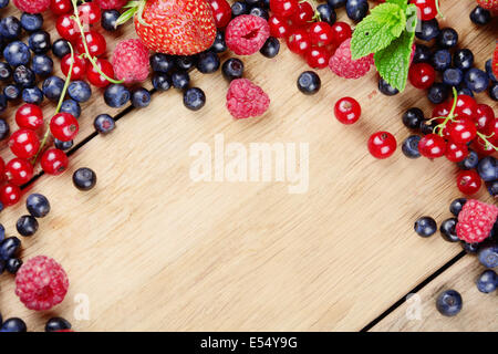 Luminosa estate cornice di dolci freschi frutti di bosco sul tavolo Foto Stock