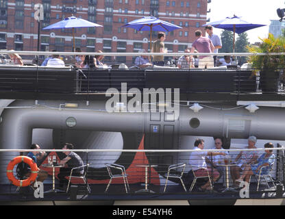 HMS Presidente sulla Victoria Embankment Londra recentemente ridipinto in Dazzle camouflage Luglio 2014 Foto Stock