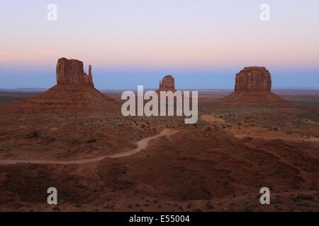 Mitten Ovest, Est Mitten e Merrick Buttes, dentro il parco tribale Navajo Monument Valley, Arizona / Utah - USA Foto Stock