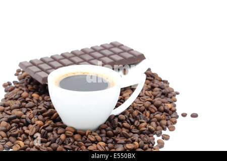 I chicchi di caffè e cioccolato su sfondo bianco Foto Stock