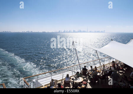 Crociera nella parte anteriore dello skyline di Dubai, Emirati arabi uniti Foto Stock