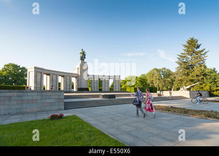 Guerra sovietica Memorial, 17 giugno Street, Berlino, Germania Foto Stock