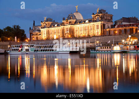 Er Elba con la Terrazza di Brühl, Accademia di Belle Arti e navi di escursione a Dresda durante la notte, in Sassonia, Germania, Europa Foto Stock